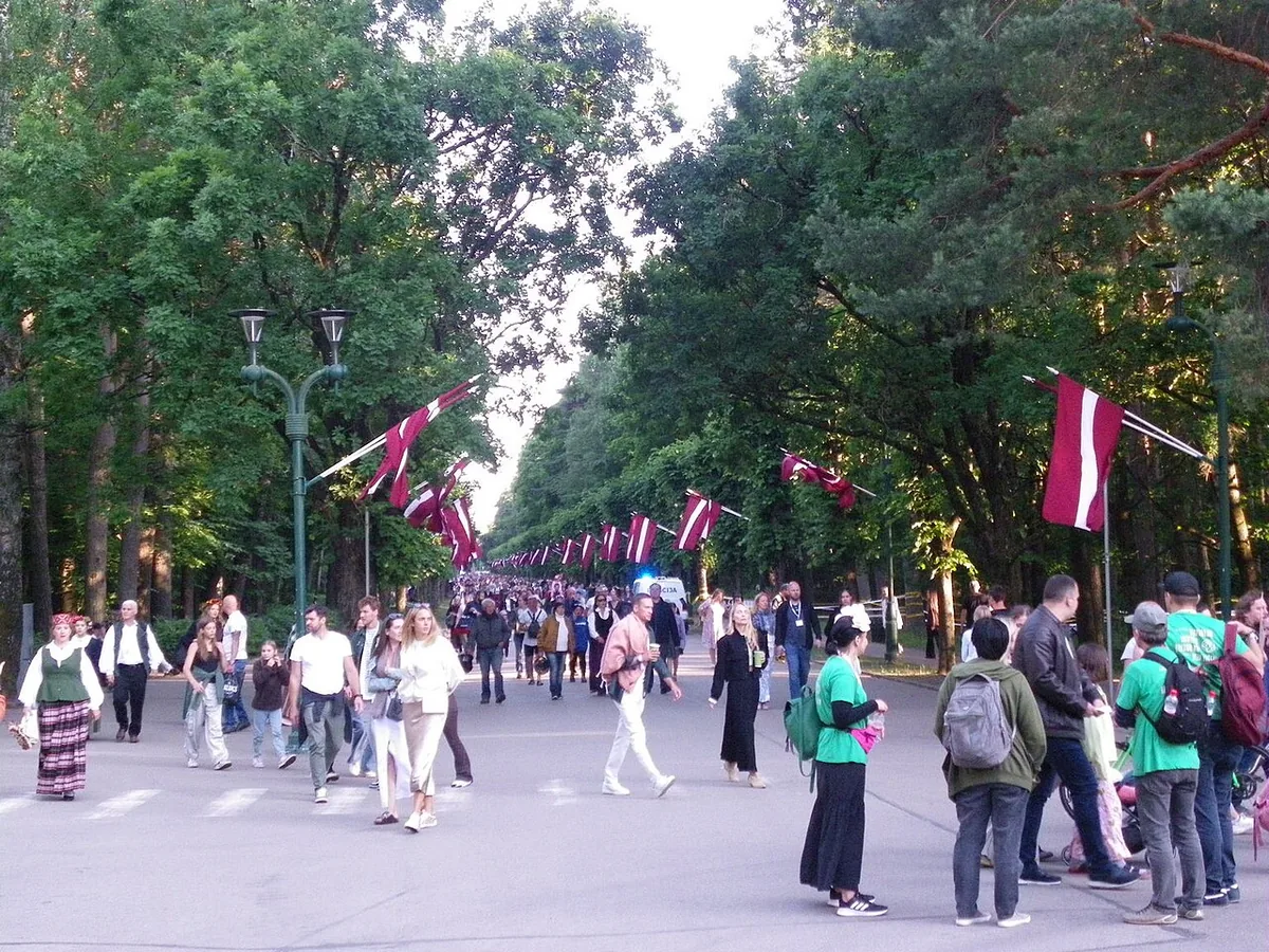 Fête lettone du chant et de la danse 2023 sur la grande scène de Mežaparks à Riga, chœur en costumes traditionnels