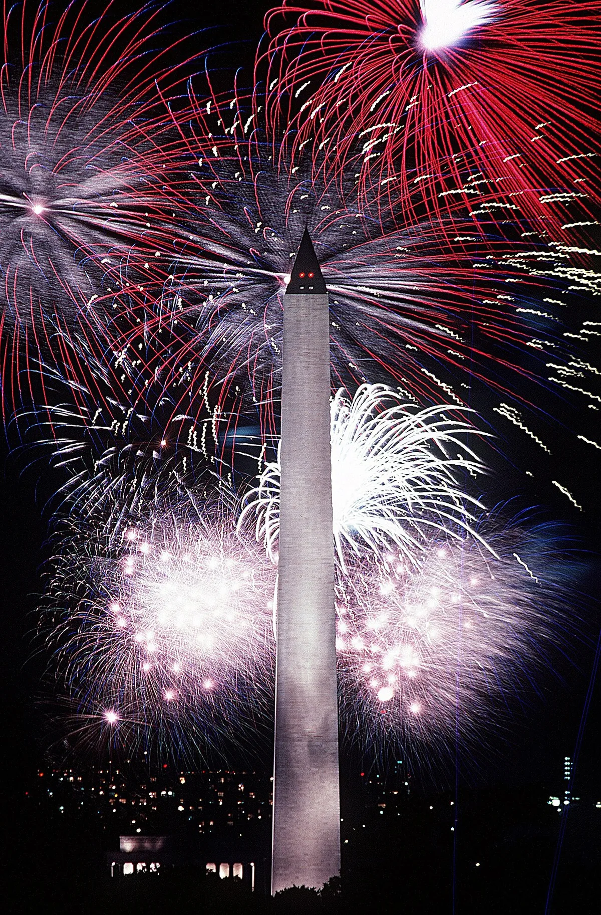 Feux d’artifice du 4 juillet derrière le Washington Monument à Washington