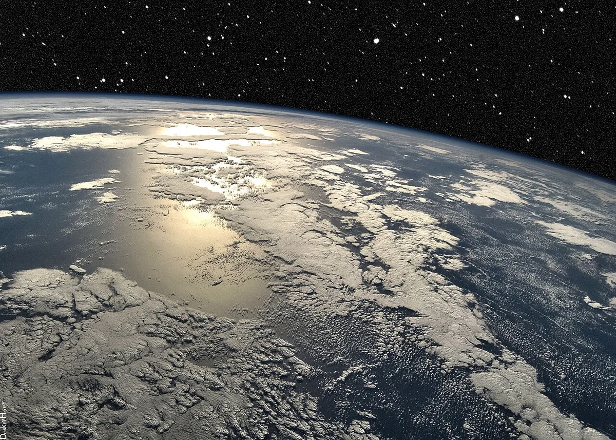 Fine couche bleue de l'atmosphère terrestre vue depuis l'espace, dont l'azote constitue plus des trois quarts du volume