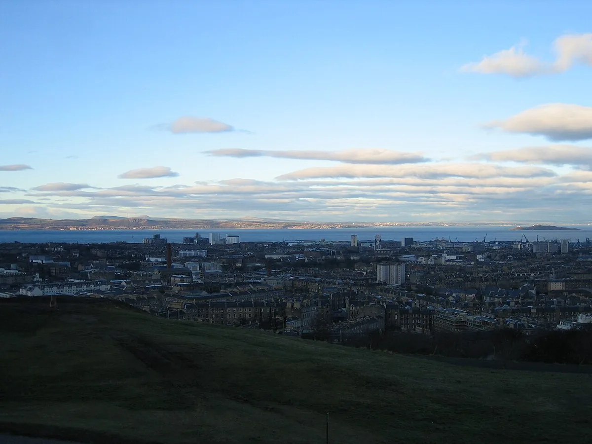 Firth of Forth vu depuis Calton Hill à Édimbourg avec littoral écossais