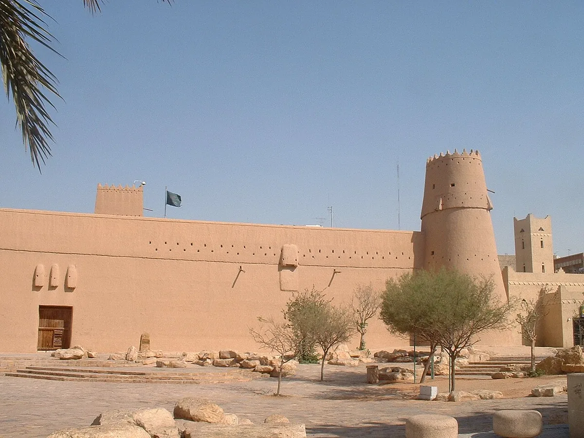 La forteresse de Masmak à Riyad, bâtie en briques crues, avec le drapeau saoudien