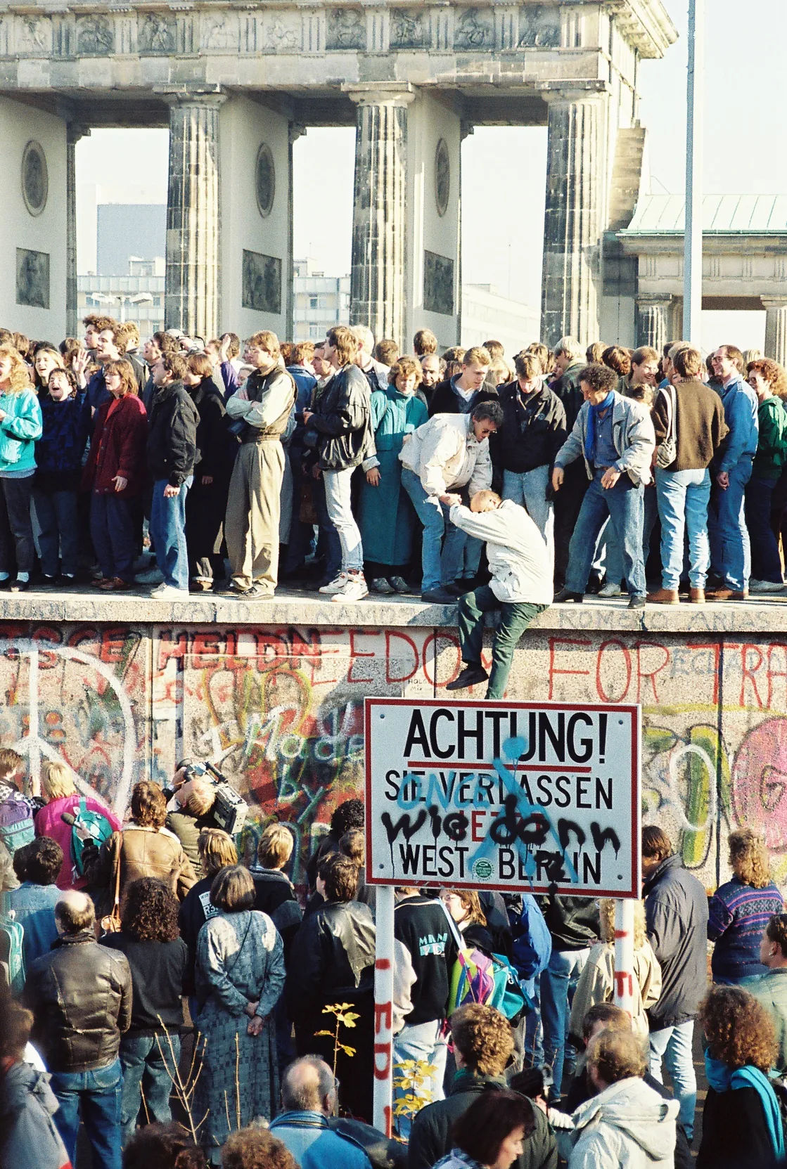Foule sur le mur de Berlin près de la porte de Brandebourg en novembre 1989