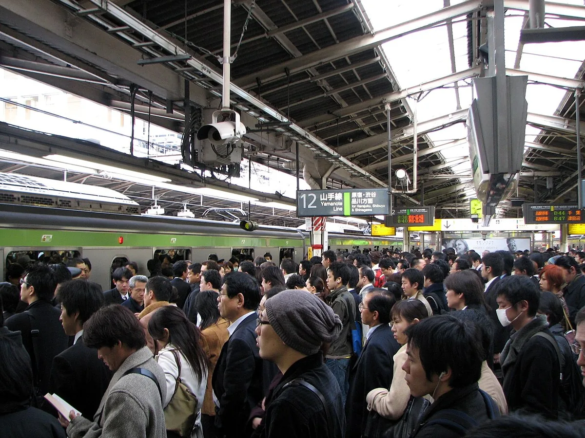 Foule de passagers à l'heure de pointe sur un quai de la gare de Shinjuku à Tokyo