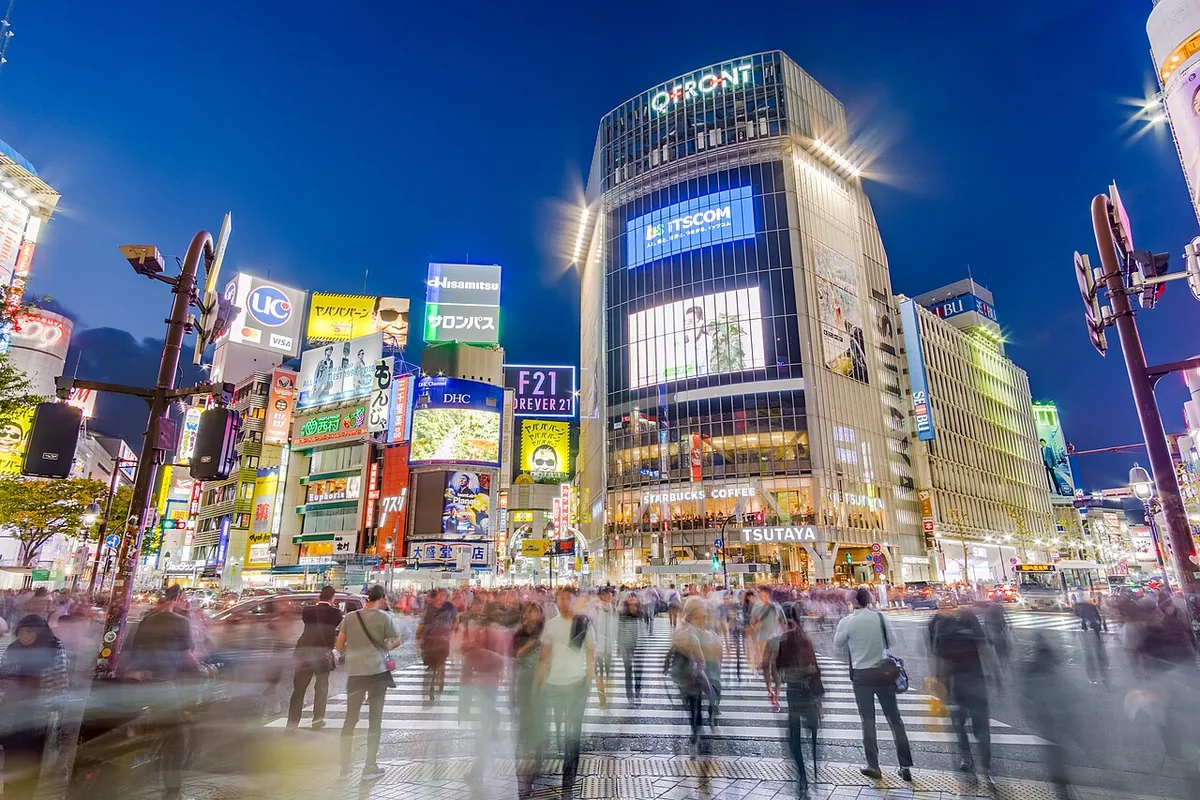 Foule de piétons traversant le carrefour à scramble de Shibuya à Tokyo, symbole de la densité urbaine