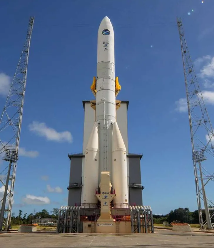 La fusée européenne Ariane 6 sur son pas de tir au Centre spatial guyanais avant le décollage