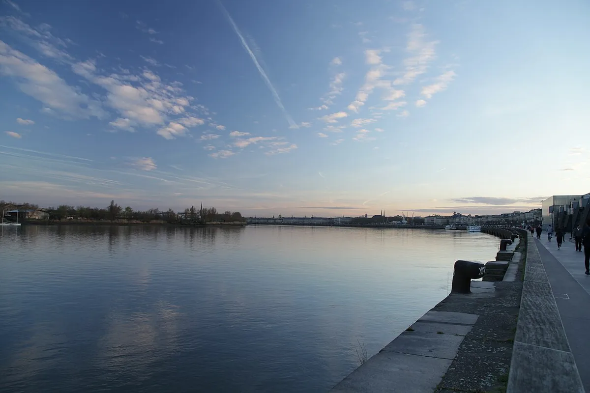 Garonne à Bordeaux en fin de journée, quais urbains et large surface du fleuve