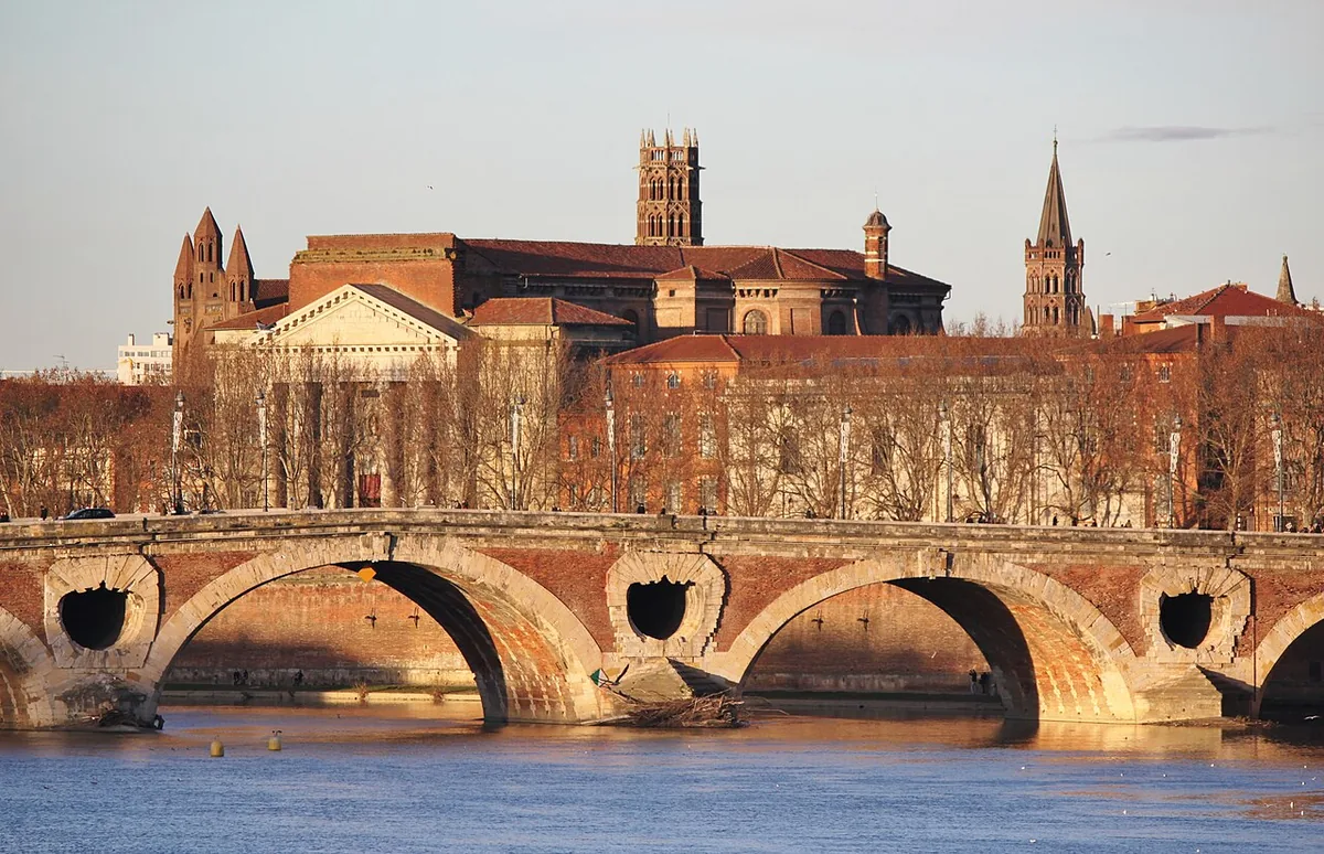 Garonne à Toulouse avec le Pont-Neuf et les quais urbains visibles sur les deux rives