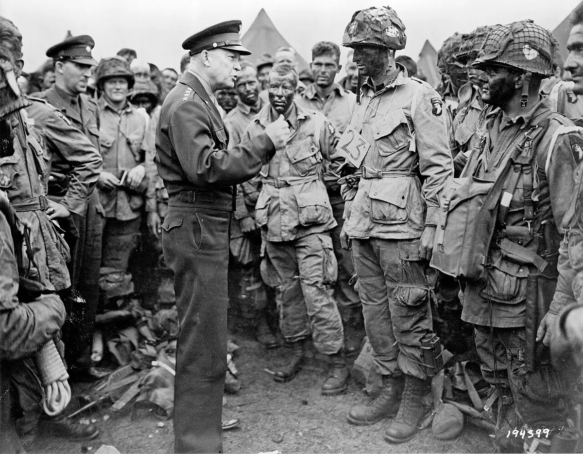 Le général Eisenhower s'adresse aux parachutistes américains du 502e régiment en Angleterre, la veille du débarquement