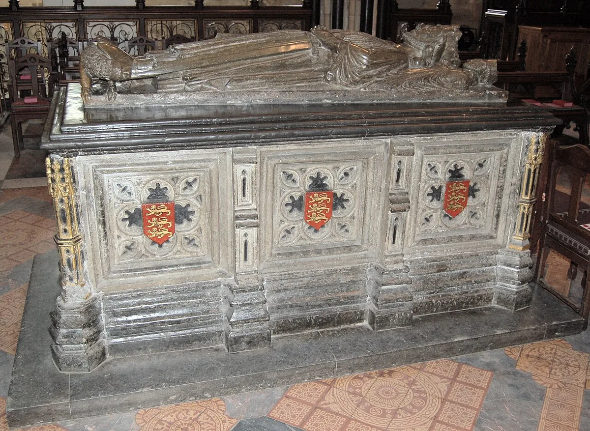 Gisant de pierre du roi Jean sans Terre sur son tombeau dans la cathédrale de Worcester