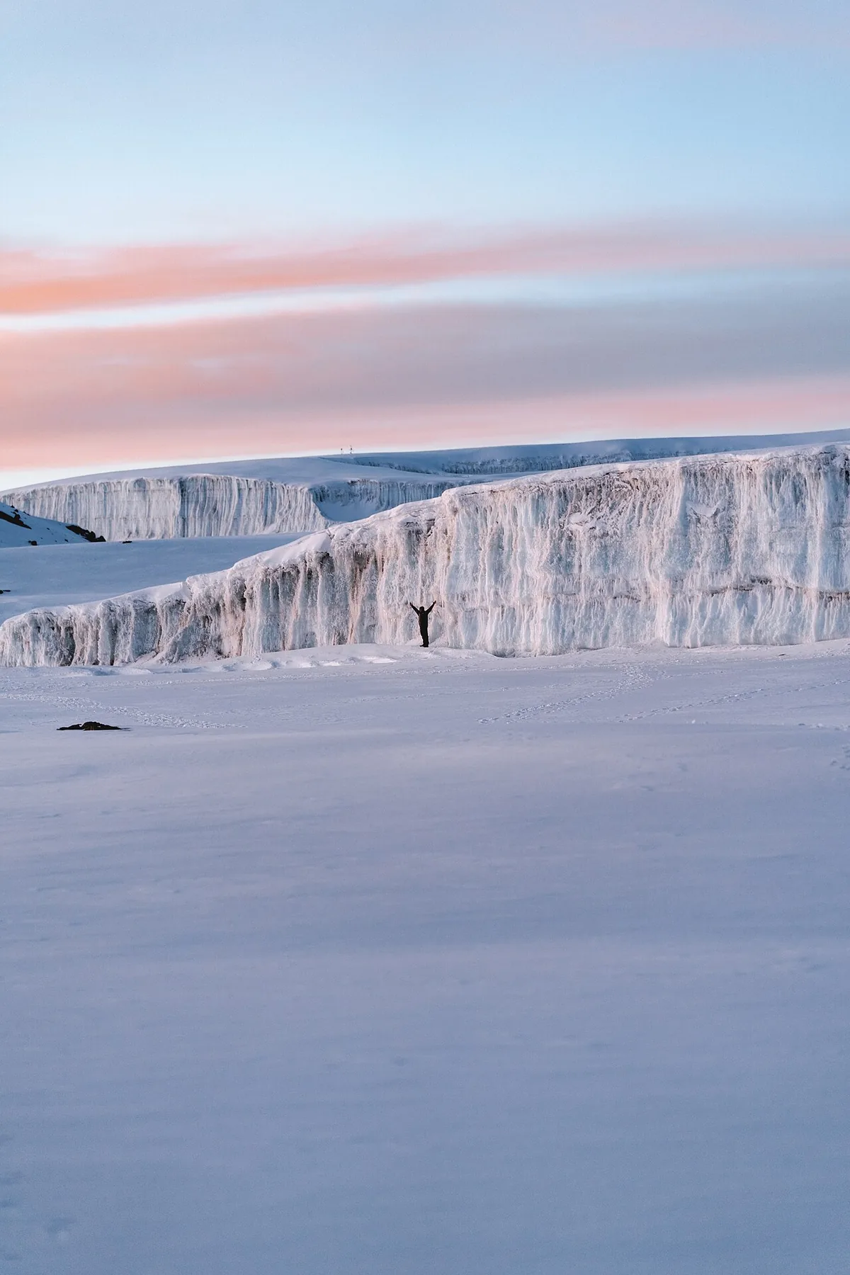 Le glacier Furtwängler au sommet du Kilimandjaro illuminé par la lumière du lever du soleil