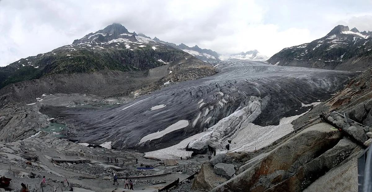 Glacier du Rhône dans les Alpes suisses vu depuis le secteur du col de la Furka
