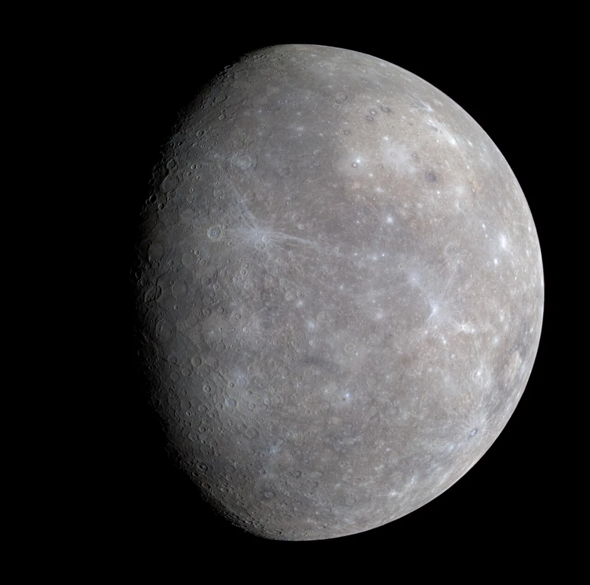 Globe de la planète Mercure en couleurs accentuées photographié par la sonde MESSENGER, surface grise constellée de cratères