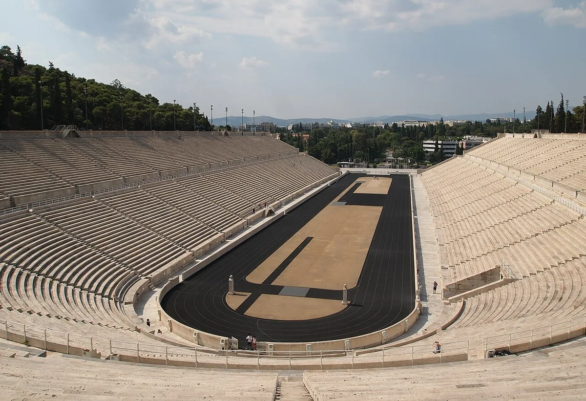 Gradins en marbre et piste du stade panathénaïque à Athènes