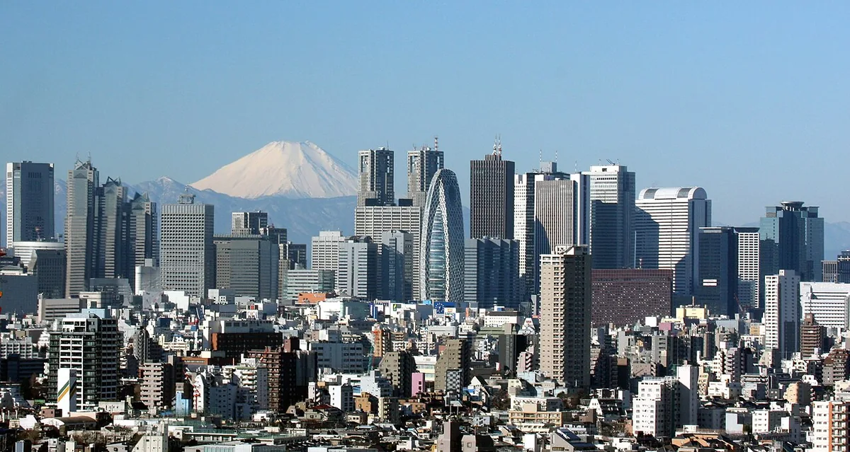 Gratte-ciel du quartier de Shinjuku à Tokyo avec le mont Fuji enneigé en arrière-plan au coucher du soleil