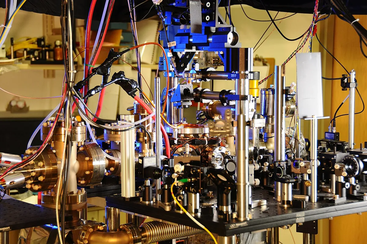 Horloge atomique à réseau optique d'ytterbium du NIST, avec ses faisceaux laser de piégeage des atomes