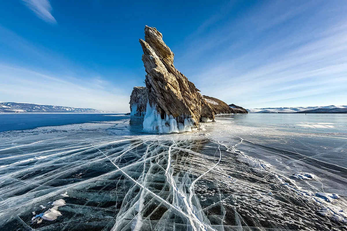 Île d'Ogoï prise dans la glace du lac Baïkal en Sibérie orientale russe