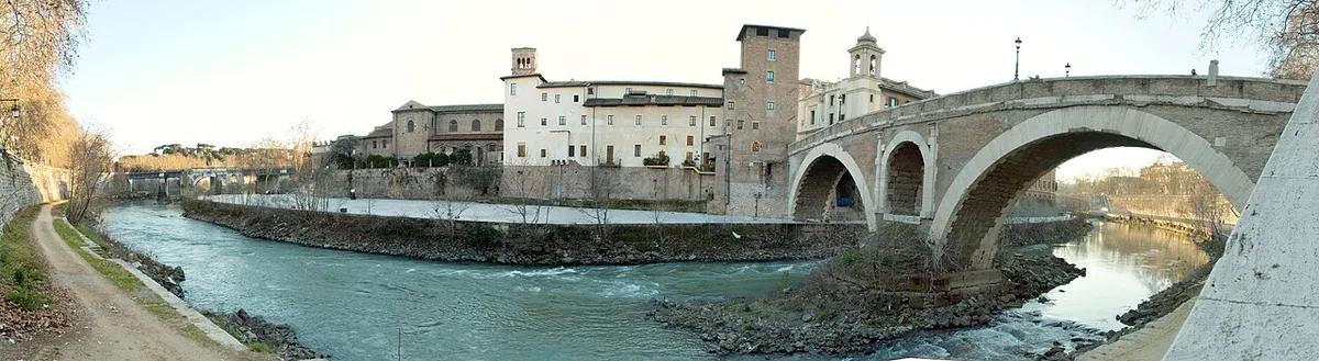 L'île Tibérine sur le Tibre à Rome, reliée aux rives par le pont Fabricius antique