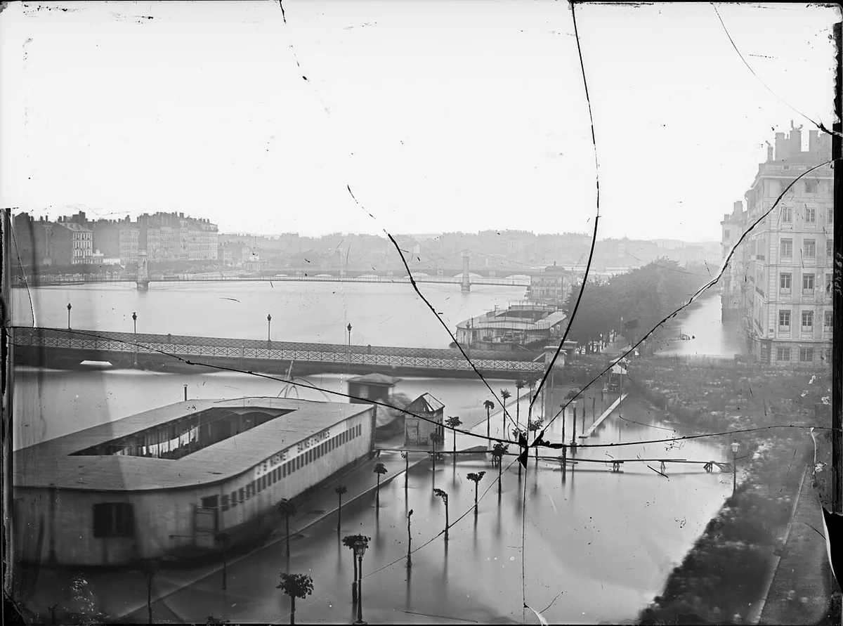 Inondation du Rhône à Lyon en juin 1856 vue depuis le quai de Retz