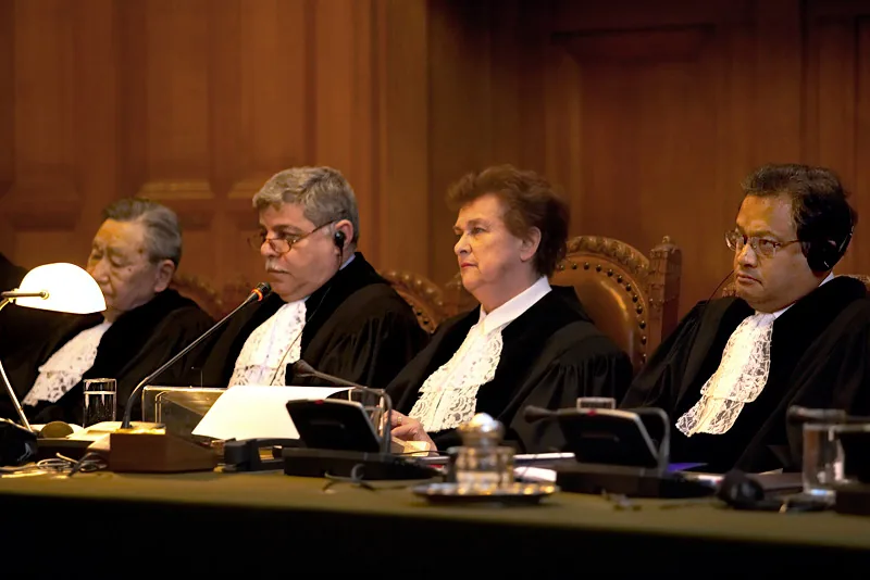 Juges de la Cour internationale de Justice en robe lors d'une audience dans la Grande Salle de Justice