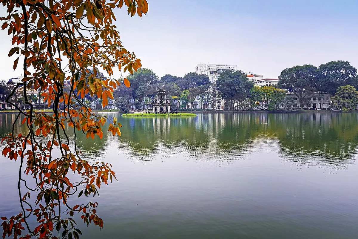 Lac Hoan Kiem au centre historique de Hanoï, capitale du Vietnam, avec la tour de la Tortue