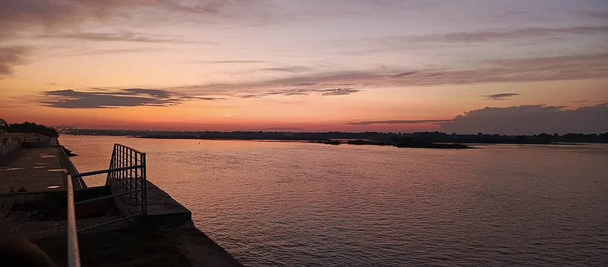 Large cours de la Volga à Nijni Novgorod sous un ciel dégagé