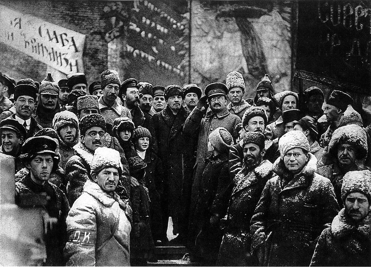Lénine s'adressant à la foule à Moscou en 1919, un an après le transfert du gouvernement bolchevique depuis Petrograd