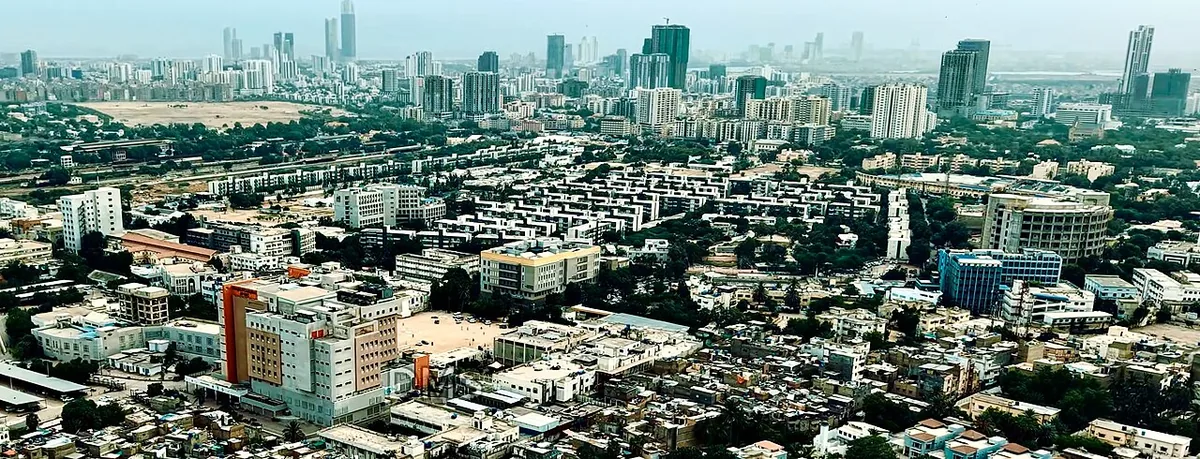 Ligne d'horizon de Karachi, ville portuaire du sud du Pakistan et première capitale du pays de 1947 à 1959