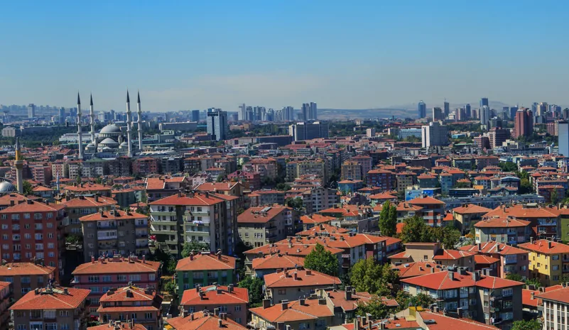 Ligne d'horizon moderne d'Ankara, tours et immeubles de la capitale turque au cœur de l'Anatolie