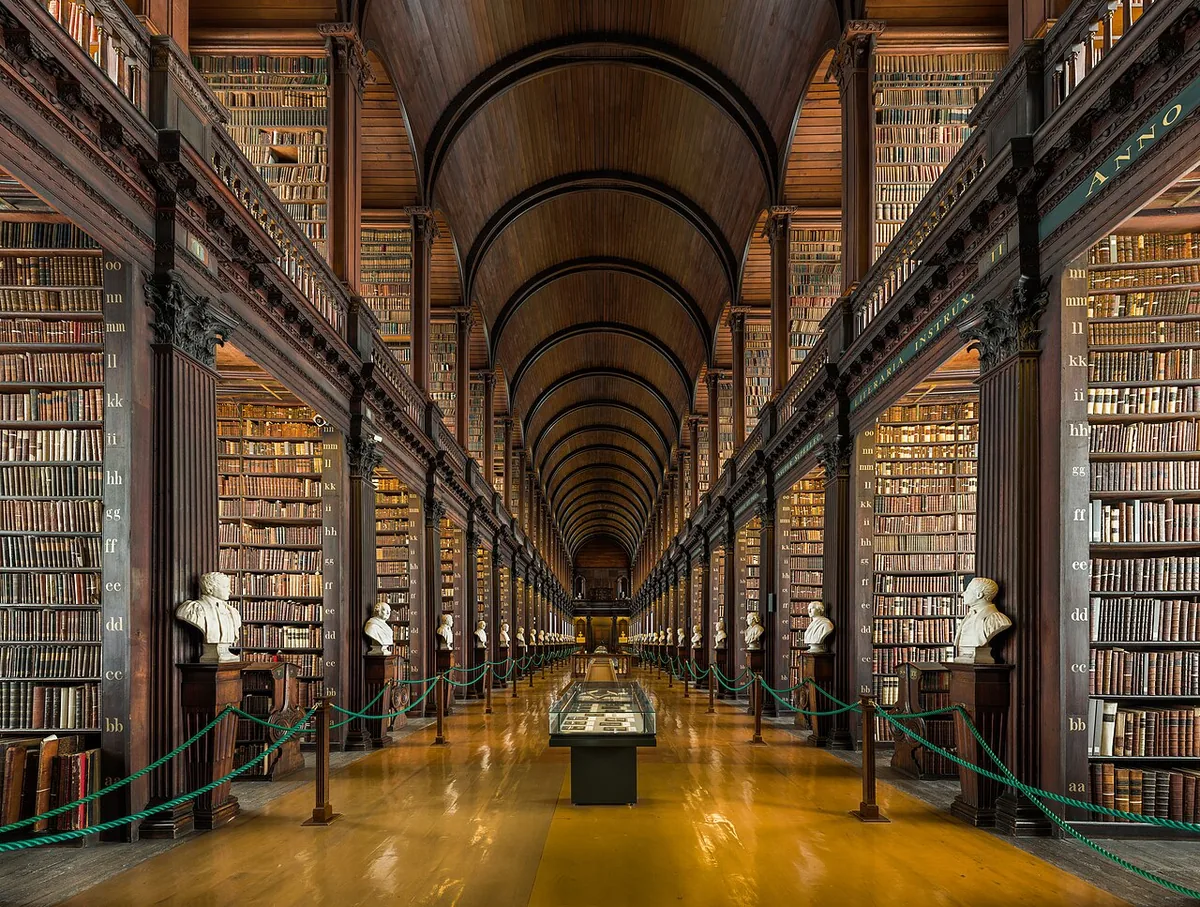 Le Long Room de la Old Library de Trinity College Dublin, longue salle voûtée bordée de rayonnages anciens