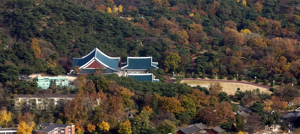 La Maison Bleue, résidence présidentielle sud-coréenne, adossée à la montagne boisée dans le nord de Séoul