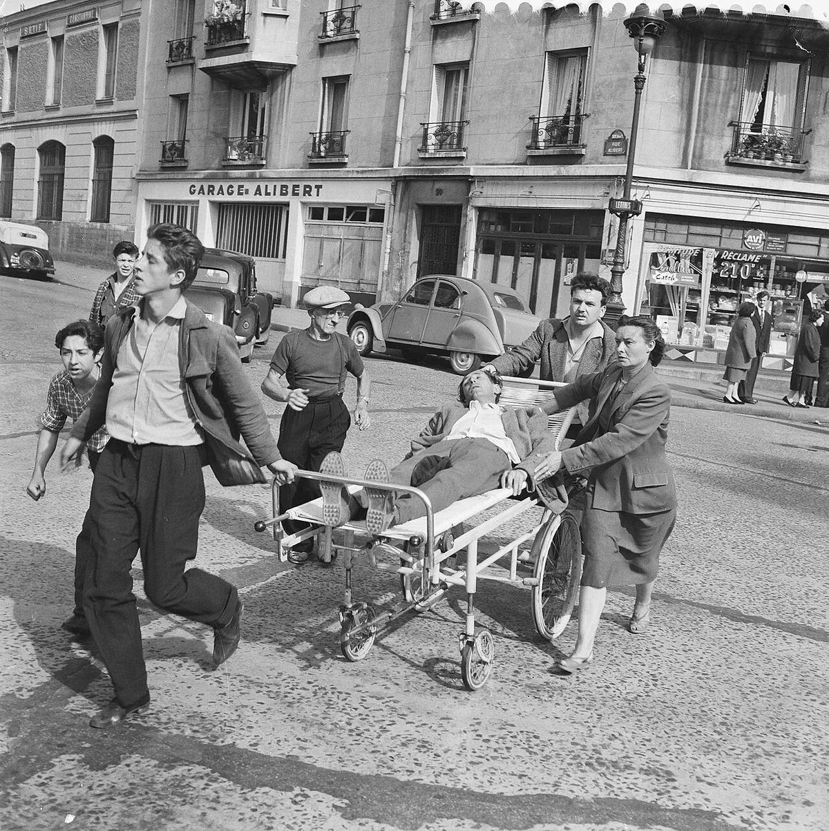 Manifestations à Paris en faveur et contre Charles de Gaulle le 1er juin 1958