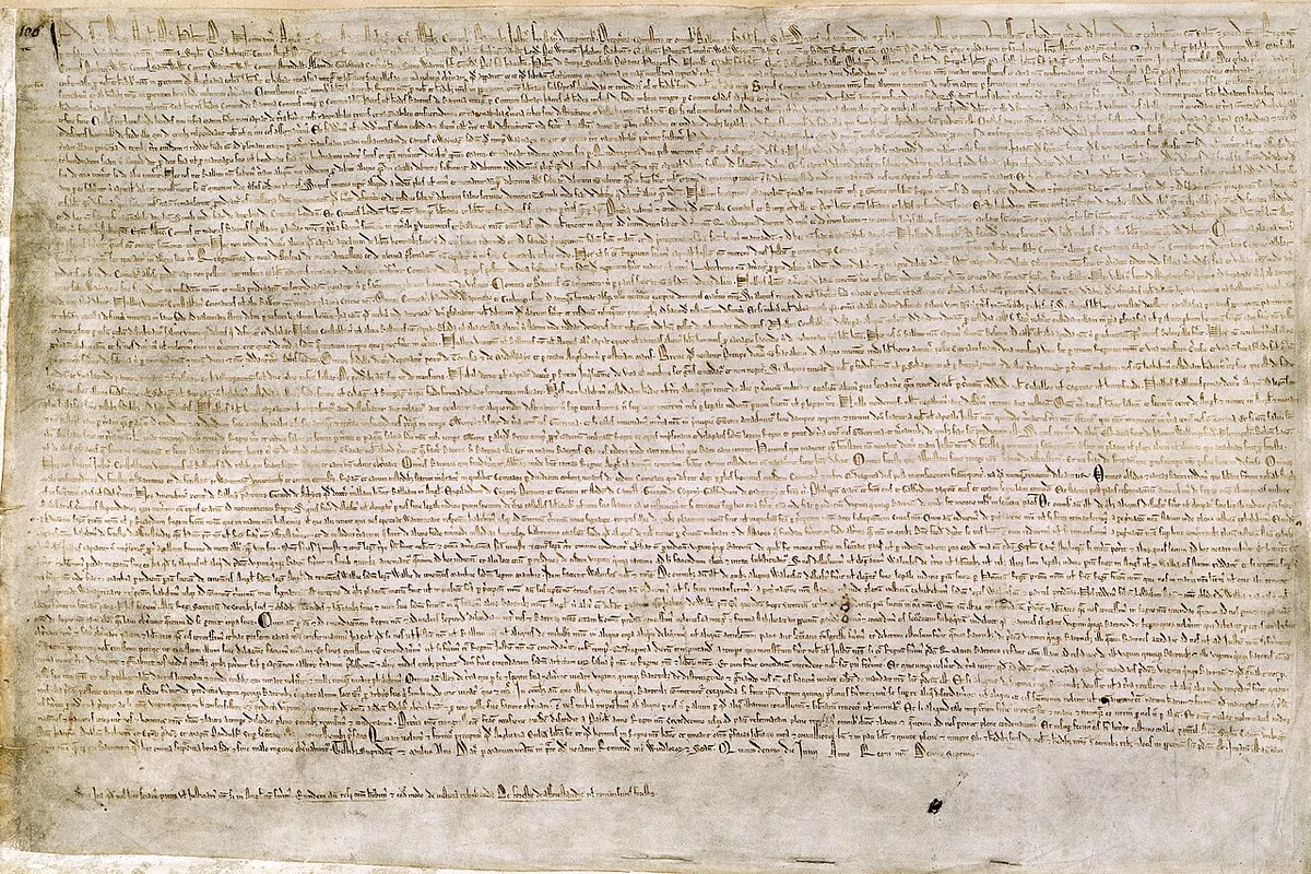 Manuscrit original de la Magna Carta de 1215 sur parchemin, écrit en latin médiéval, conservé à la British Library
