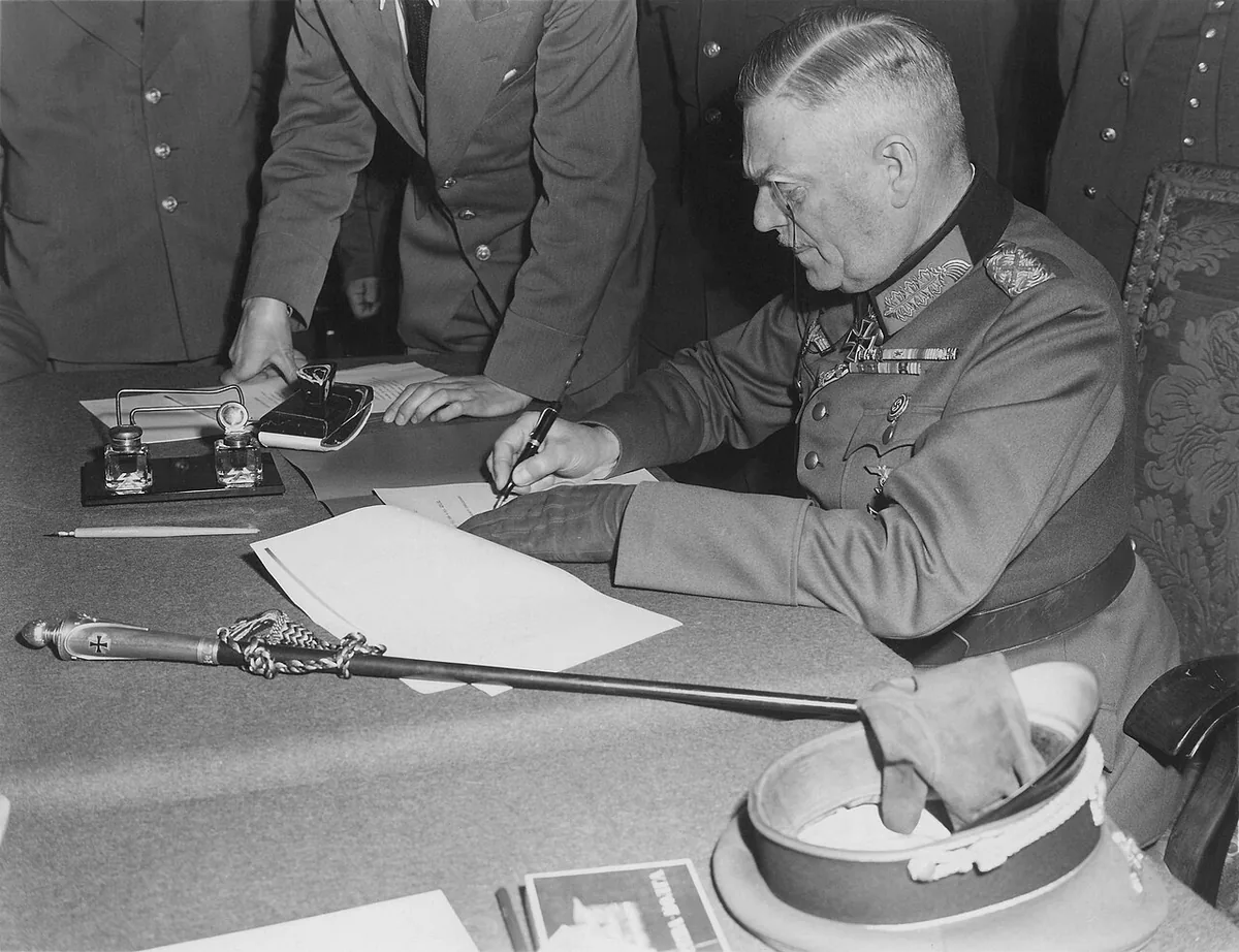 Le maréchal Wilhelm Keitel signe la capitulation allemande à Berlin le 8 mai 1945 devant les Alliés