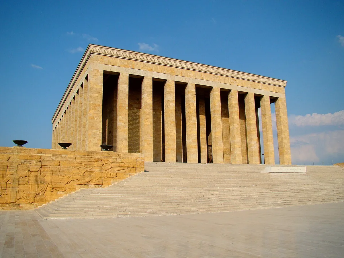 Mausolée Anıtkabir d'Atatürk à Ankara, colonnade monumentale dominant la capitale turque