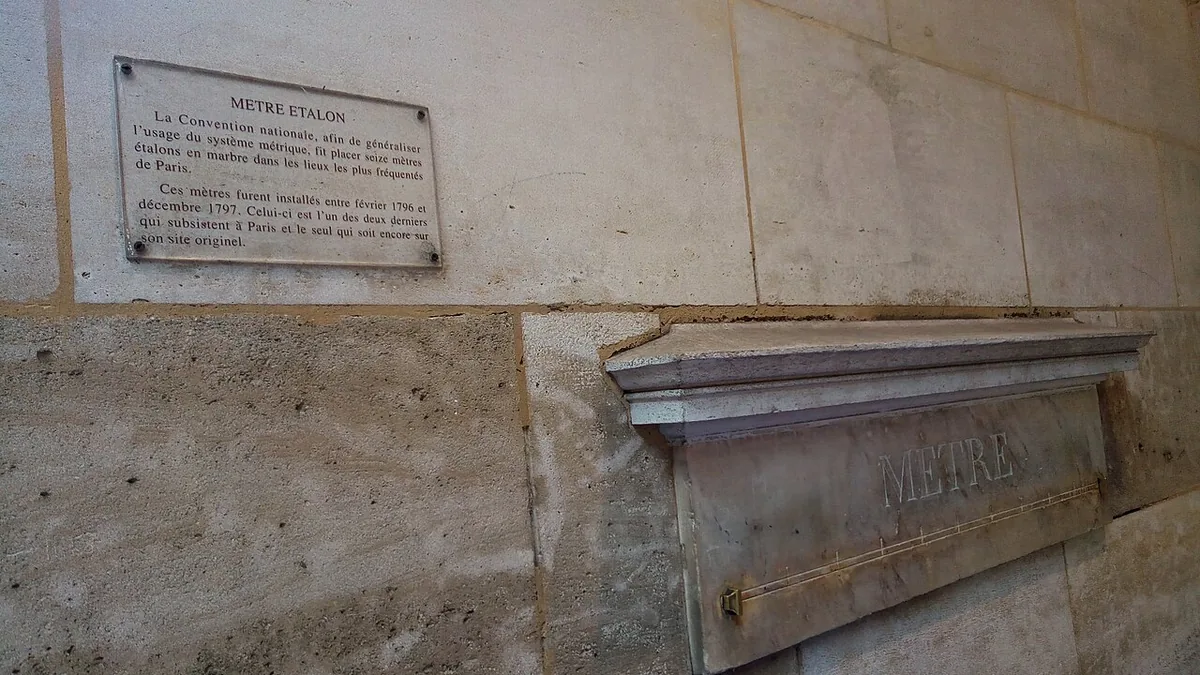 Mètre étalon en marbre scellé dans un mur rue de Vaugirard à Paris sous la Révolution française