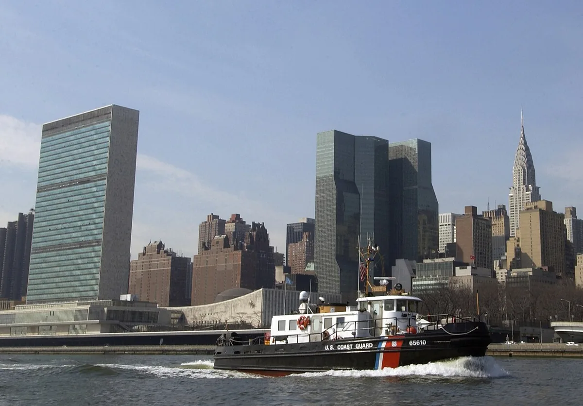 Midtown Manhattan vu depuis l'East River avec le siège de l'ONU et le Chrysler Building