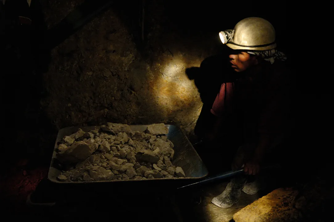 Mineur travaillant dans une galerie étroite de la mine d'argent de Potosí en Bolivie