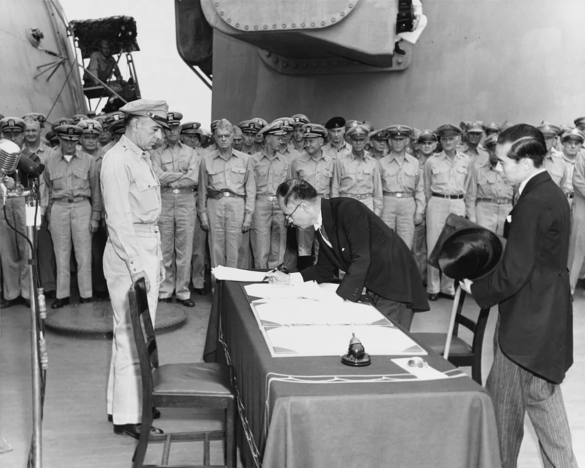Le ministre japonais Mamoru Shigemitsu signe la capitulation à bord de l'USS Missouri le 2 septembre 1945
