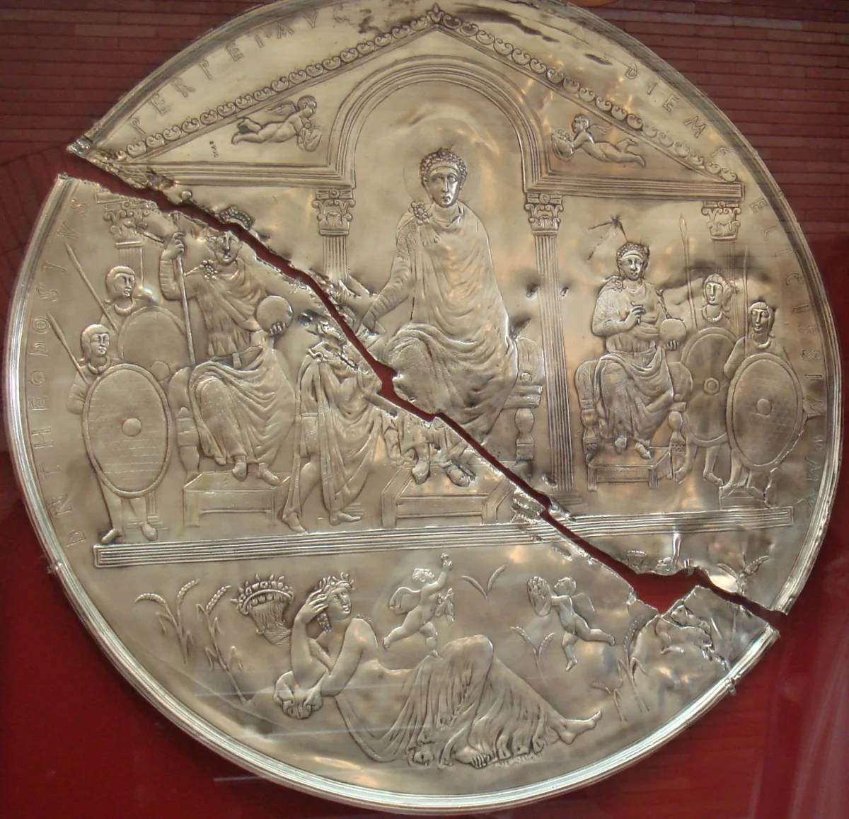 Missorium de Théodose Ier, grand plat d'argent montrant l'empereur trônant entre ses co-empereurs