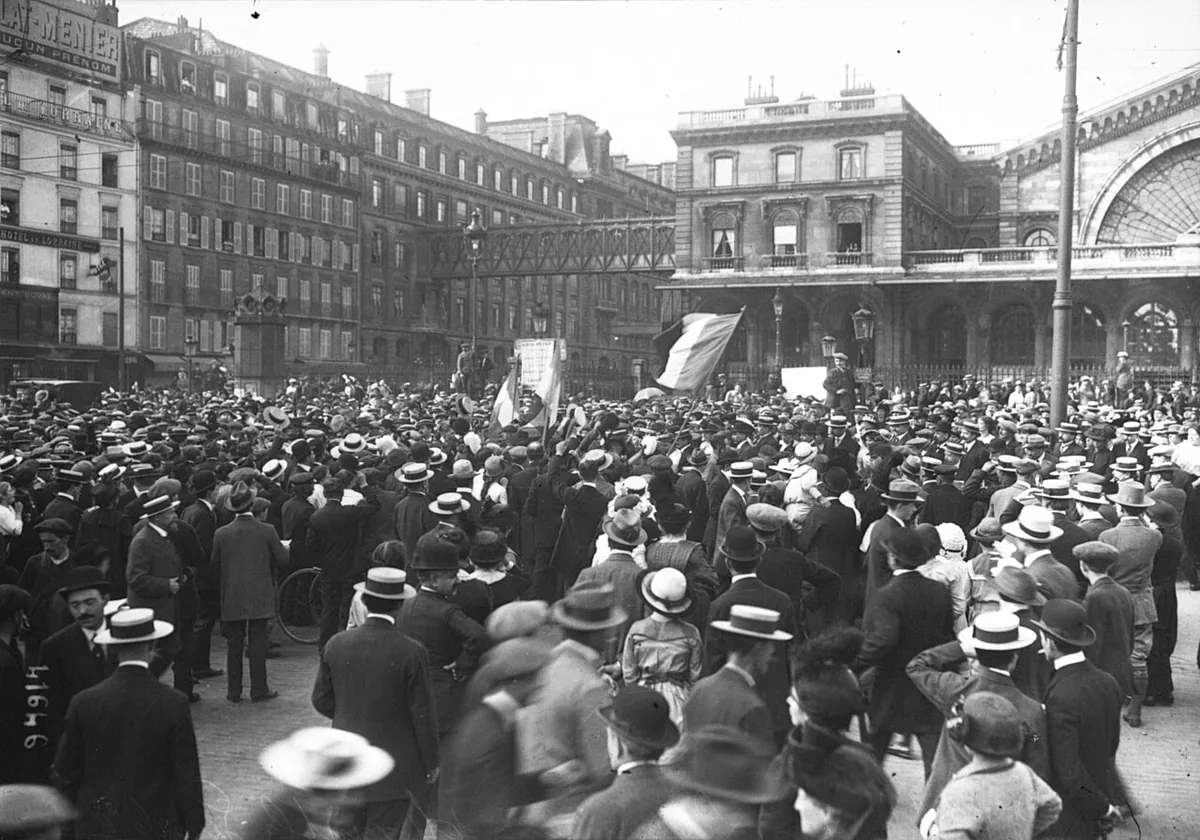 Mobilisés parisiens rassemblés devant la gare de l'Est le 2 août 1914 avant le départ pour le front