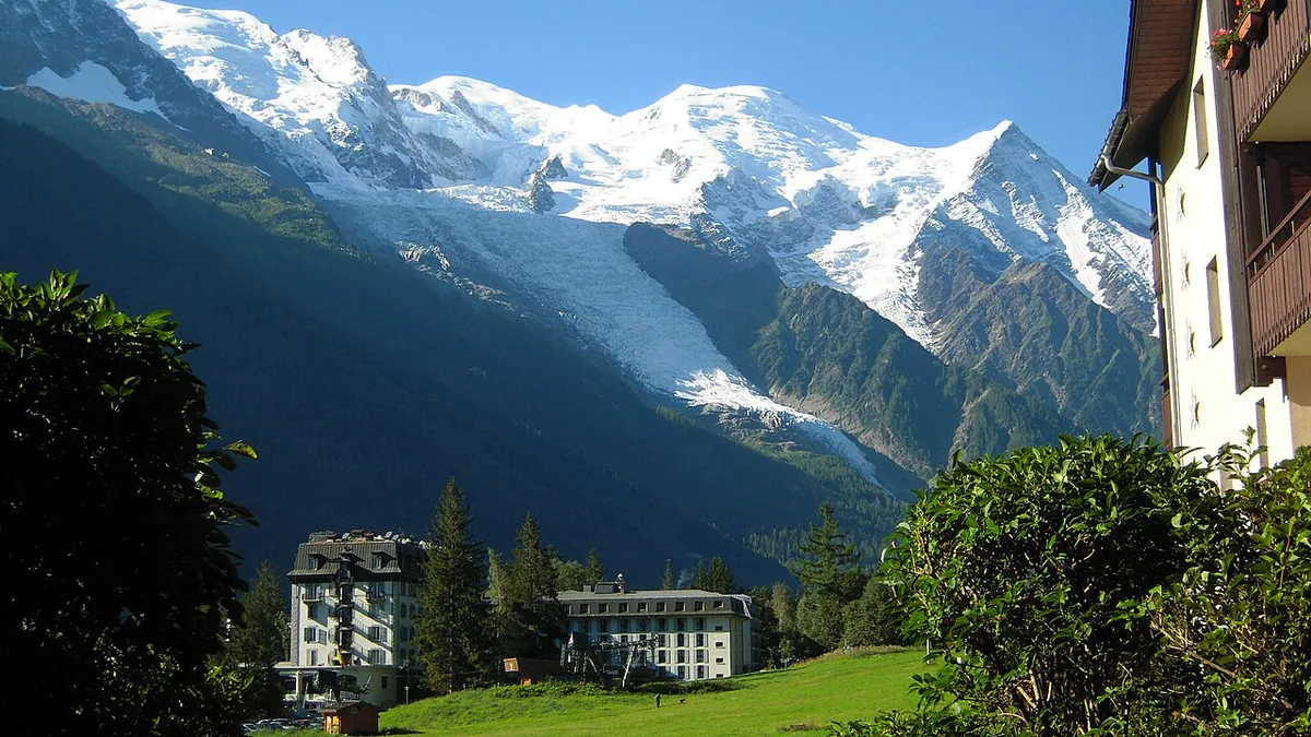Mont Blanc, dôme du Goûter et aiguilles enneigées vus depuis Chamonix