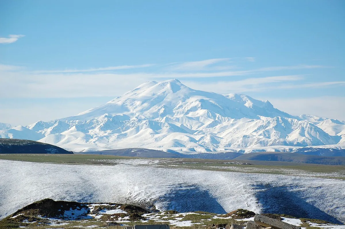 Mont Elbrouz enneigé dans le Caucase russe, plus haut sommet d’Europe géographique