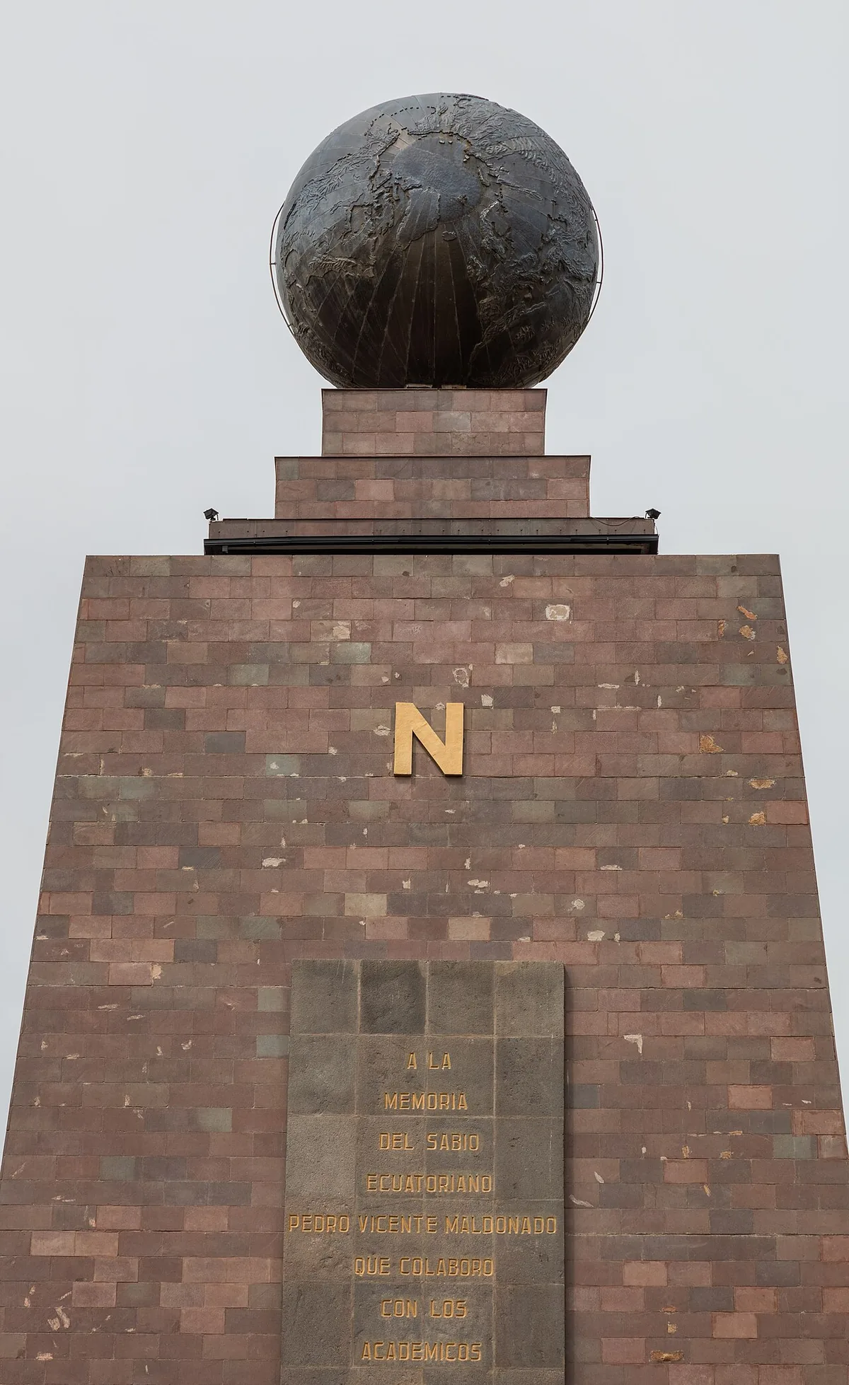 Monument de la Mitad del Mundo près de Quito, tour de pierre marquant la ligne équatoriale identifiée par la mission française