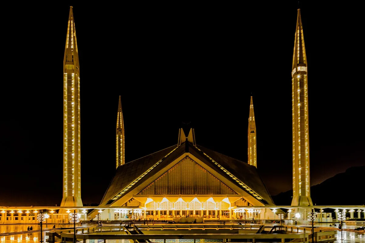 Mosquée Faisal d'Islamabad, silhouette en forme de tente bédouine, au pied des collines de Margalla
