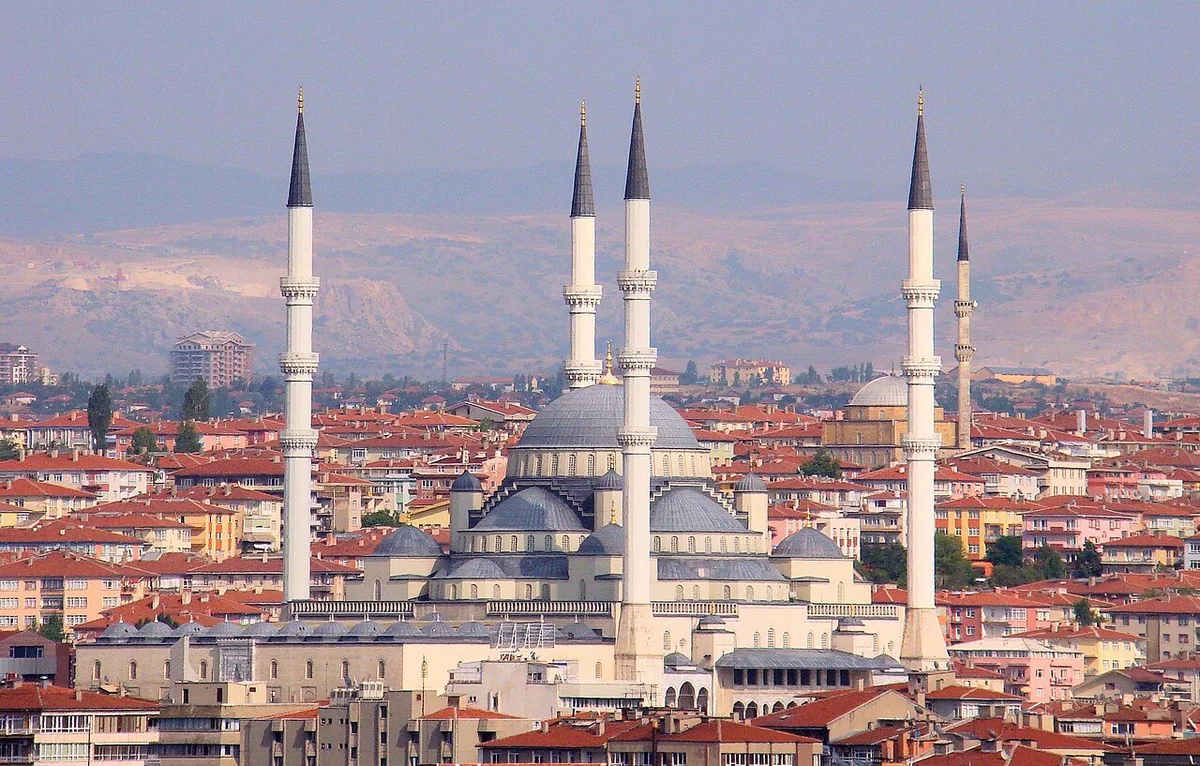 Mosquée Kocatepe à Ankara, vaste édifice de style ottoman classique dans la capitale moderne