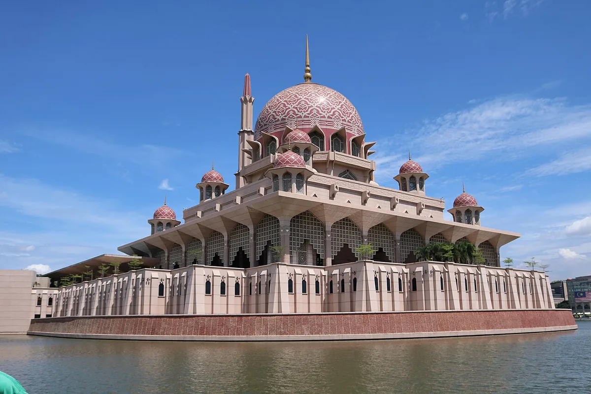 Mosquée Putra aux teintes roses au bord du lac artificiel de Putrajaya, capitale administrative de la Malaisie