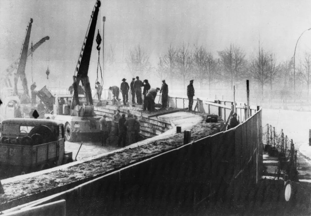 Le mur de Berlin en novembre 1961, peu après sa construction, avec gardes et barbelés