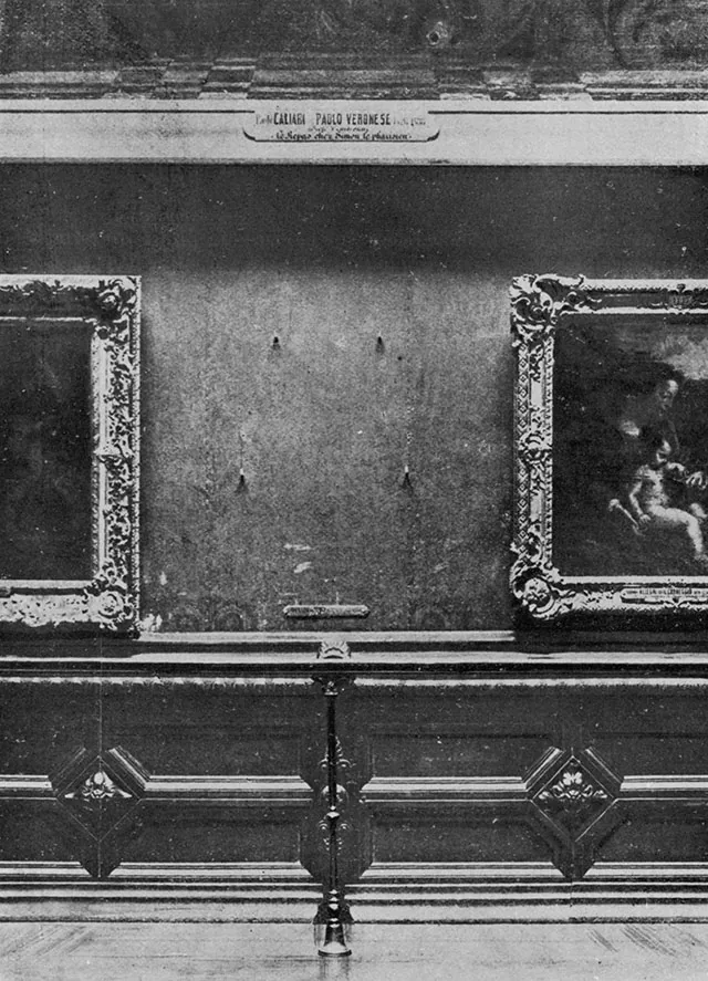 Mur du Louvre avec quatre crochets vides laissés par la Joconde après son vol en 1911, photo d'époque
