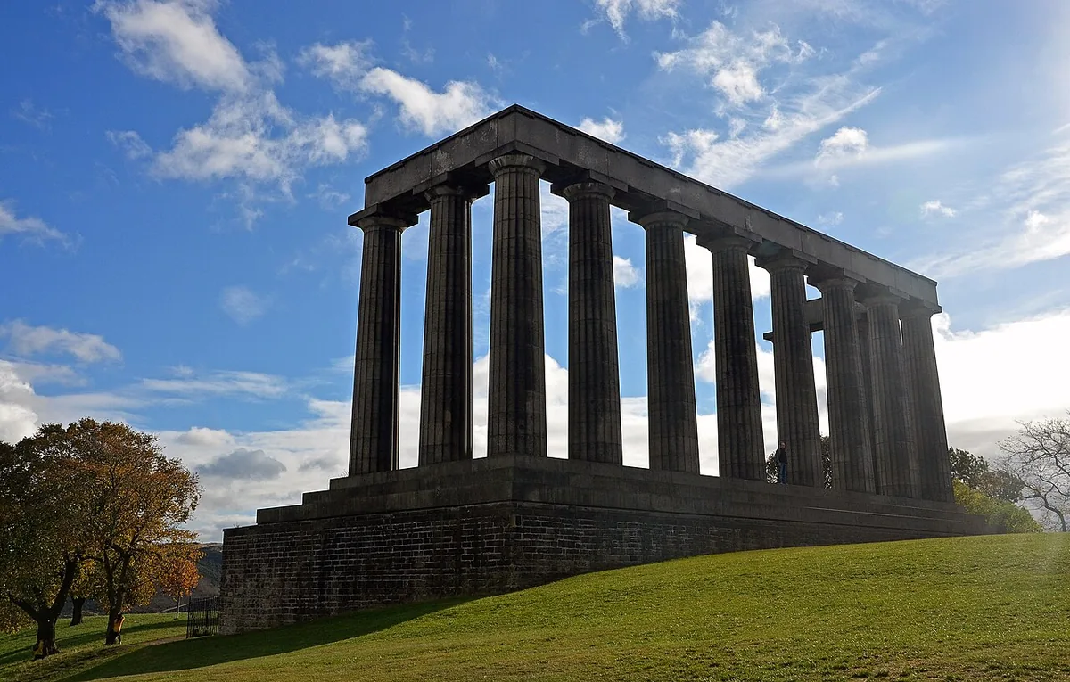 National Monument de Calton Hill à Édimbourg inspiré du Parthénon d’Athènes