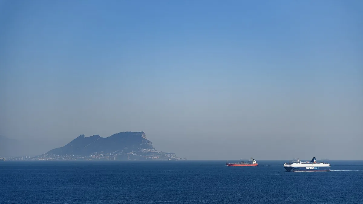 Navires de commerce circulant dans le détroit de Gibraltar sur une route maritime internationale